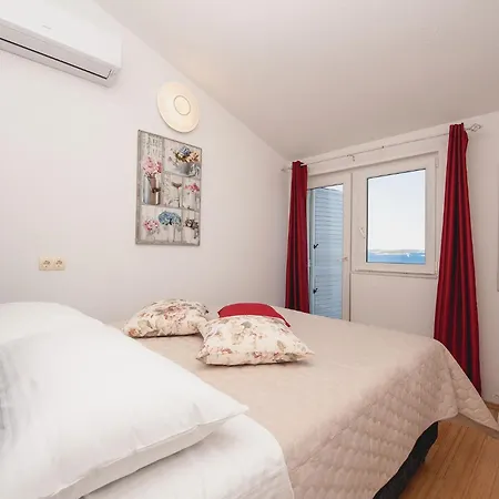 Mack - Red Apartment *